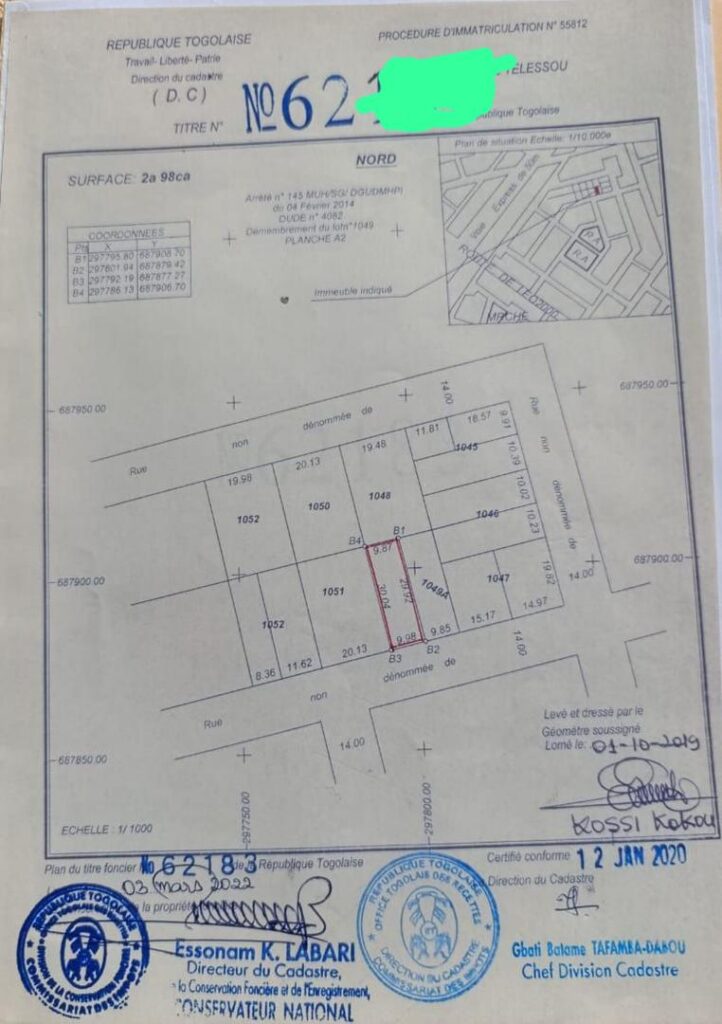 )*Terrain à vendre avec titre foncier*(28.000.000f) Demi-lot rectangulaire très bien situé contenant au fond de la parcelle, une pièce dallée wcd interne + une cuisine. Lieu : Léo 2000 Telessou à 400m du goudron accès facile. PRIX : 28.000.000f DOCUMENT: Titre foncier personnel Produit direct +Aa NB : la pièce est habitée actuellement donc visite sur rendez-vous